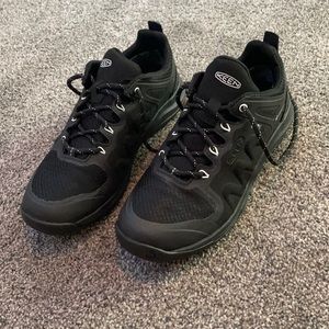 Black water resistant keen hiking shoes, worn once